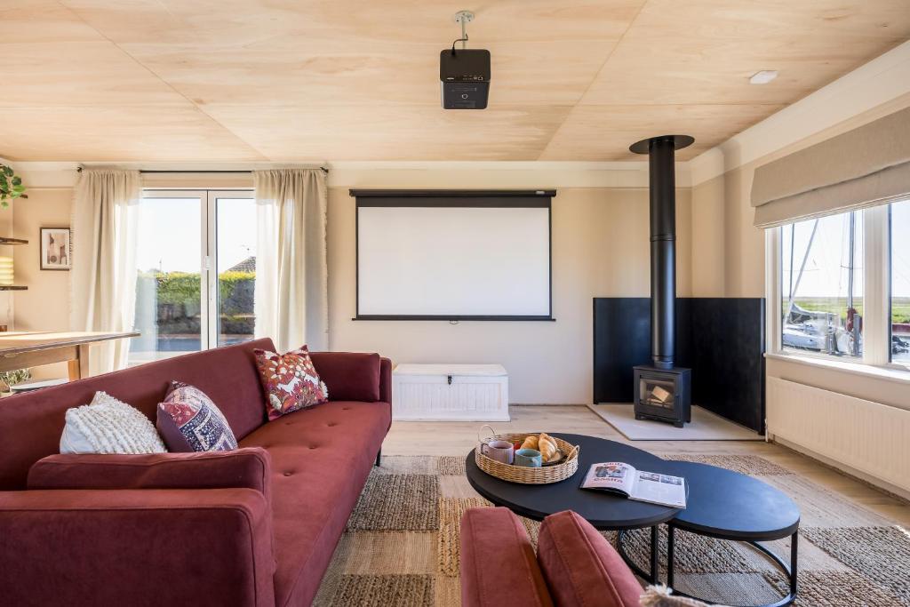 Stunning Waterfront, Wood Fired Hot Tub, Projector & Log Burner, Christchurch