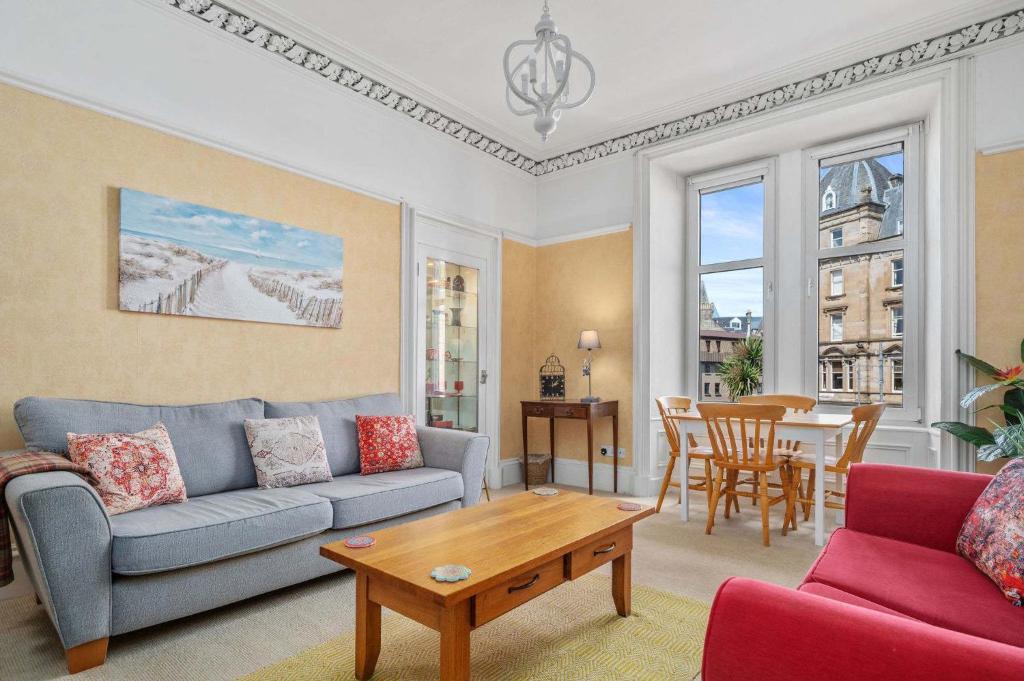 Modern 2BR Apt - Central Argyll Square Views, Oban