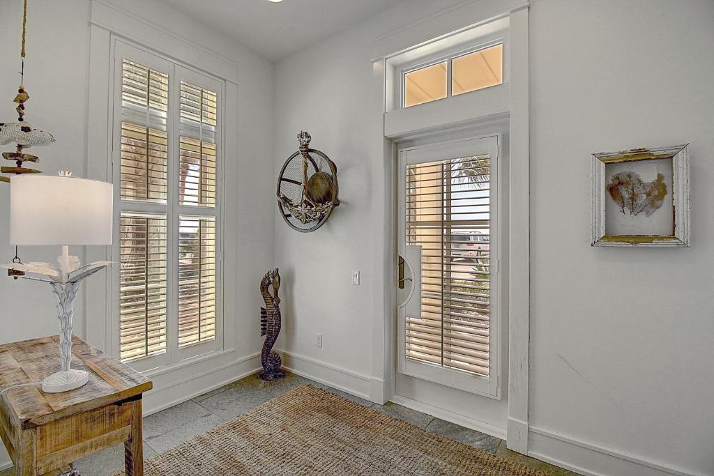 Hook, Wine & Sinker 133 SE, Port Aransas