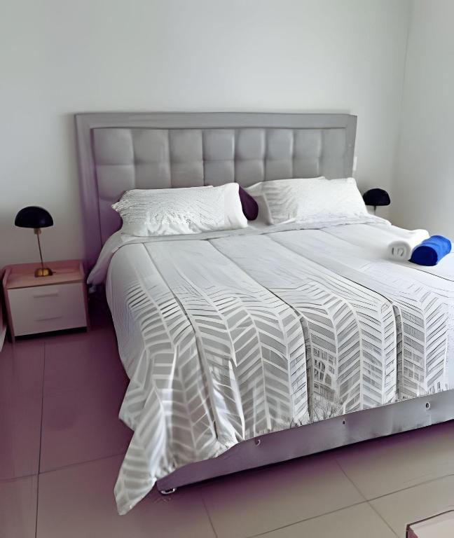 Chic Apartment Near It All - 3