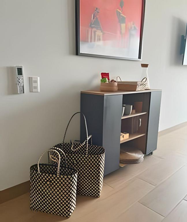 New Gem, 2B, 4 blocks from Center Amazing Views - 5