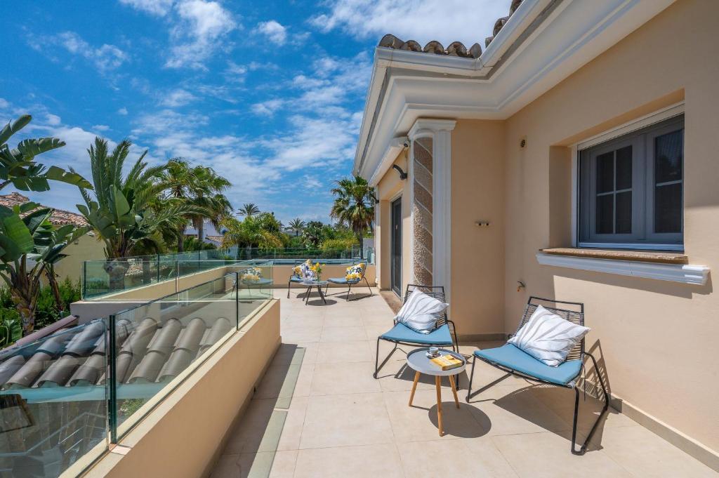 Beachfront Villa with Sea Views & Private Pool - 4
