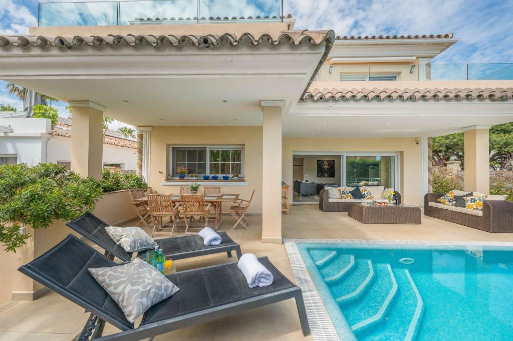 Beachfront Villa with Sea Views & Private Pool - 3