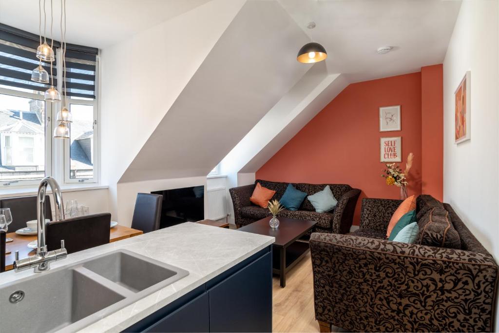 Remodelled Luxury 3 Bed Apartment, Aberdeen