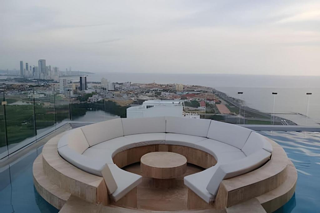 Stuning view to Walled city & Beach, King size bed, Cartagena