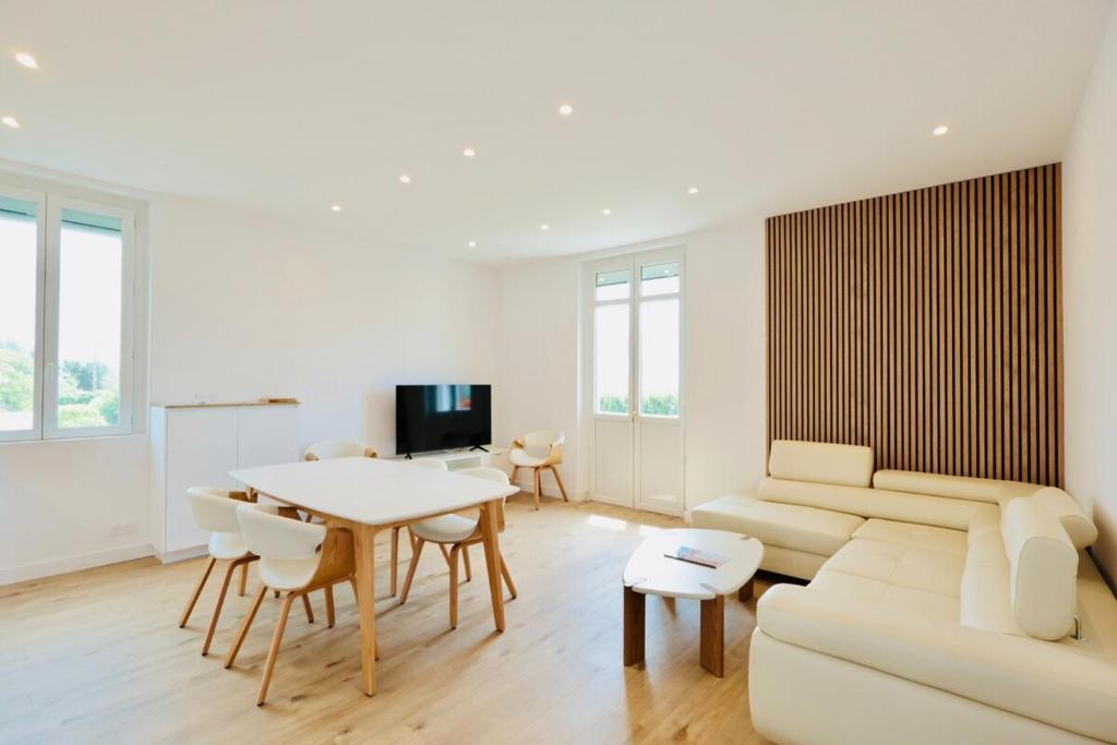 Cosy Muguets - Luxury Apartment for 6 People with Sea View, Vallauris