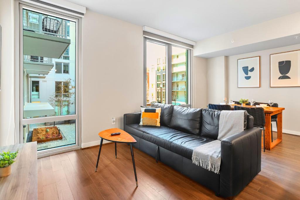 Comfy Clarendon Apt - Steps from Metro, Arlington