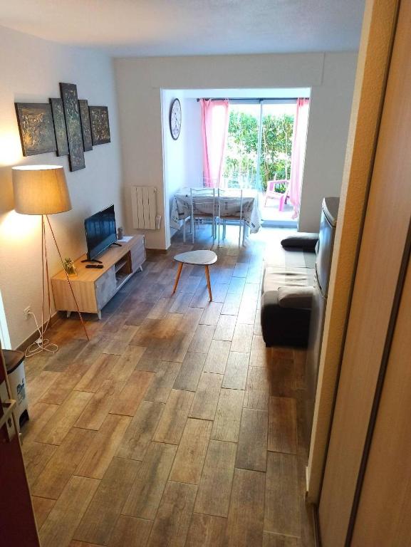 STE83 Le Lagon bleu, le Flore 16 avec jardin privatif tennis piscine pour 4 personnes - 3