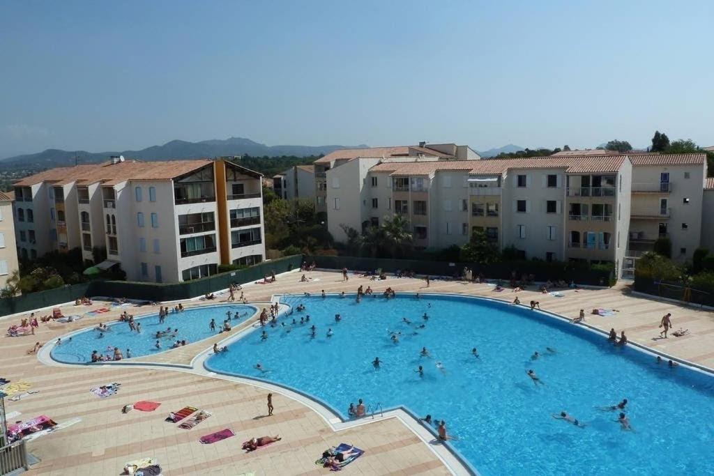 STE83 Le Lagon bleu, le Flore 16 avec jardin privatif tennis piscine pour 4 personnes - 1