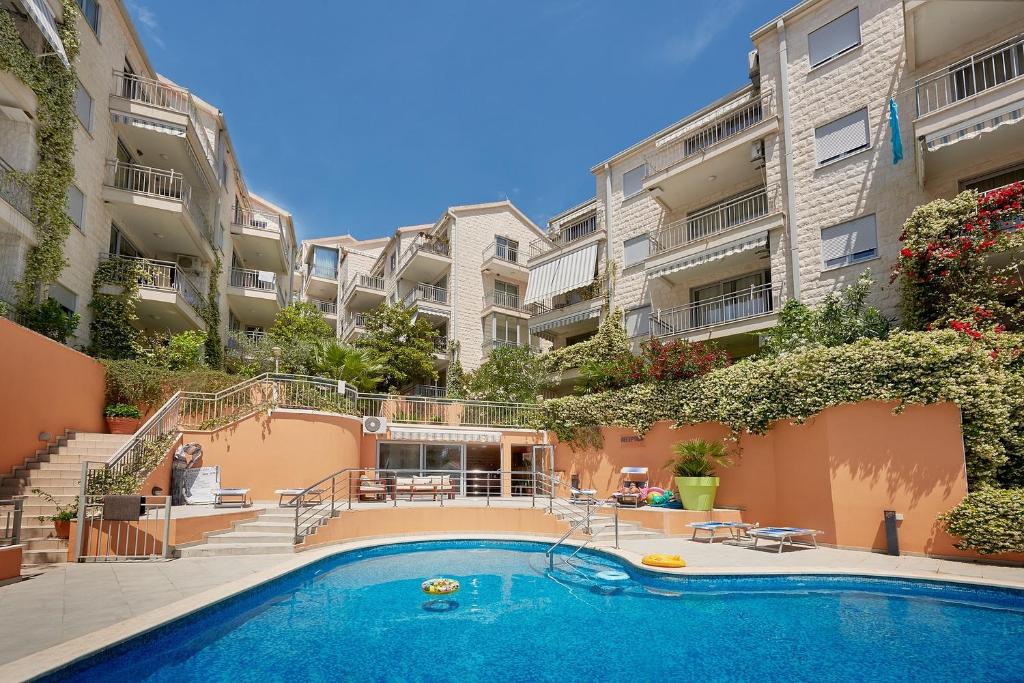 Summer Apartment with pool, Petrovac na Moru