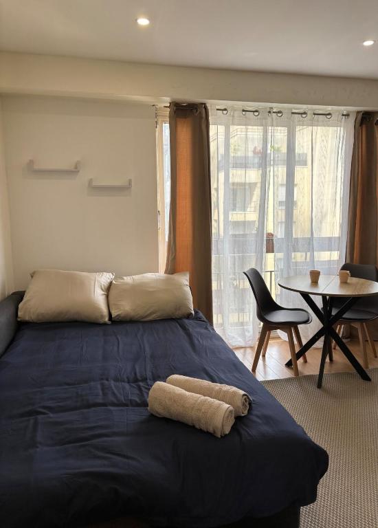 Cozy Studio Ideally Located - 3