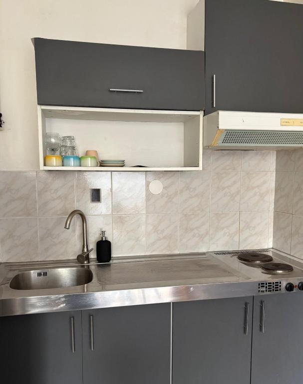 Cozy Studio Ideally Located - 4