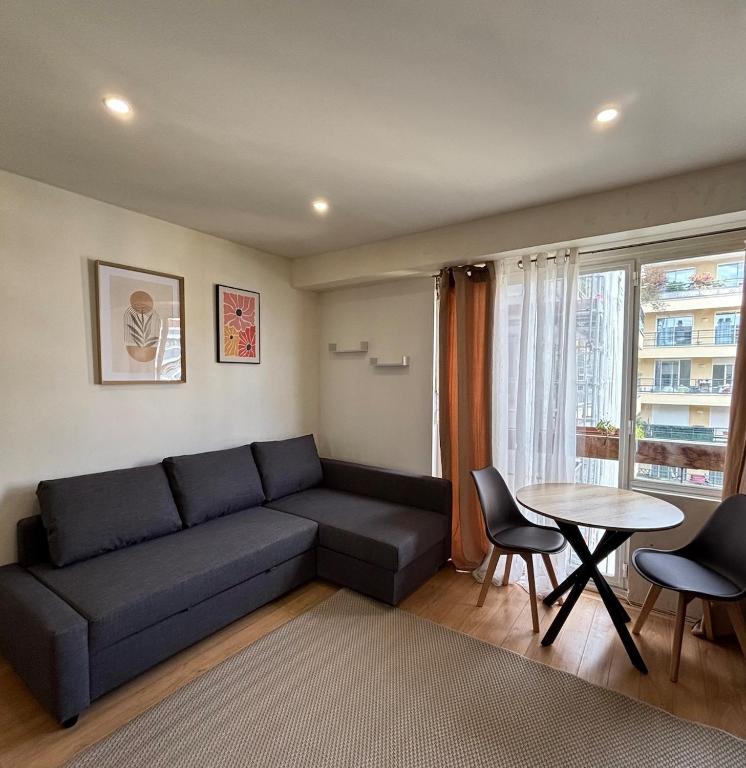 Cozy Studio Ideally Located - 5