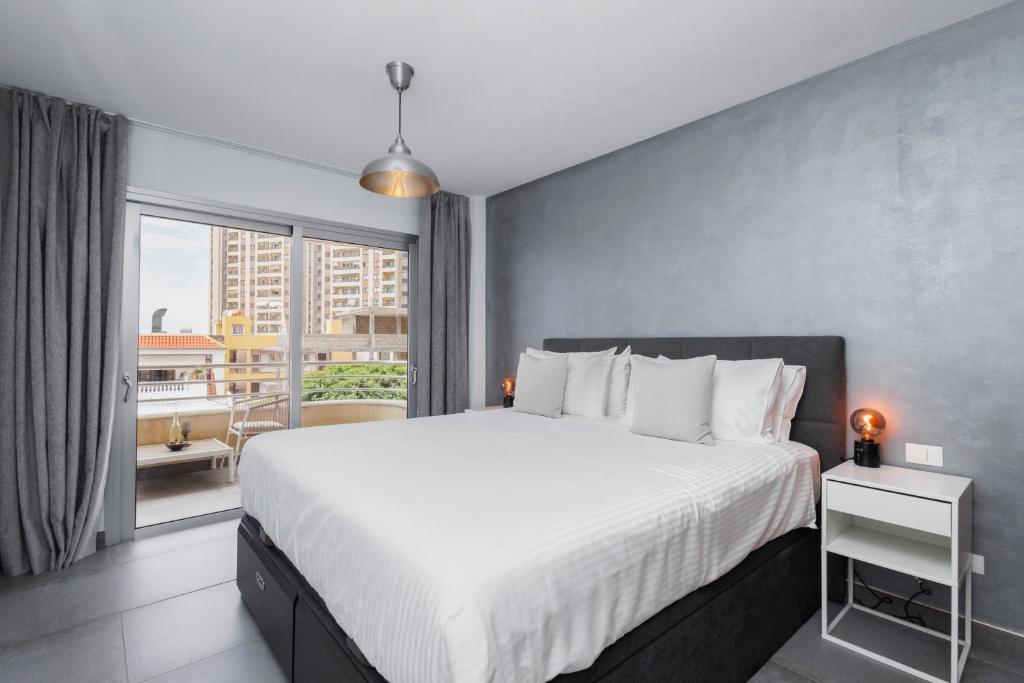 Modern 2 Bed Sea View Apartment Pool Access - 2