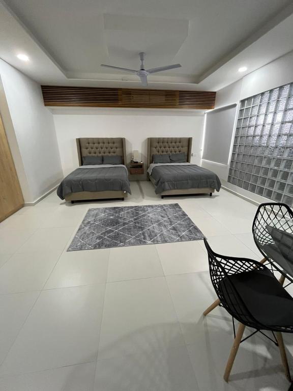 Black & White Lock Off Room - 5