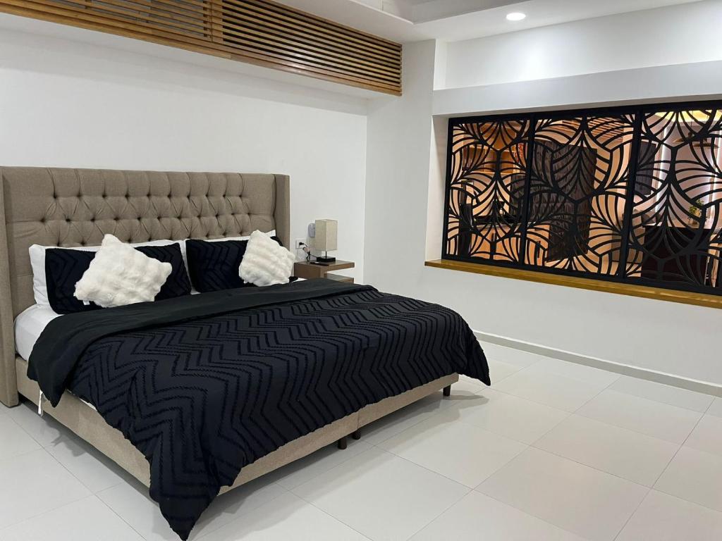 Black & White Lock Off Room - 3