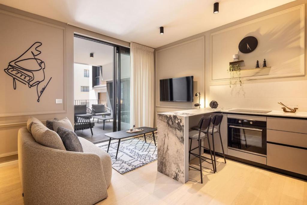 Stylish Apartment Steps from Rothschild Boulevard, Tel Aviv