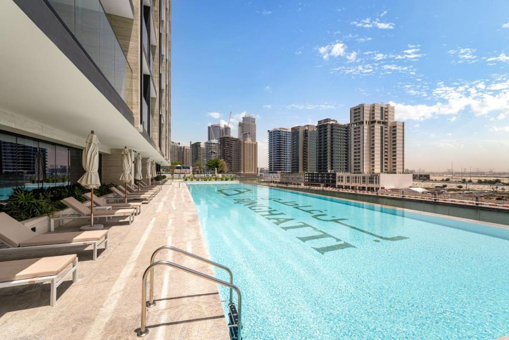 Trillionaire Bayhouse - Chic 1BR with Views, Pool and Gym, Dubaï