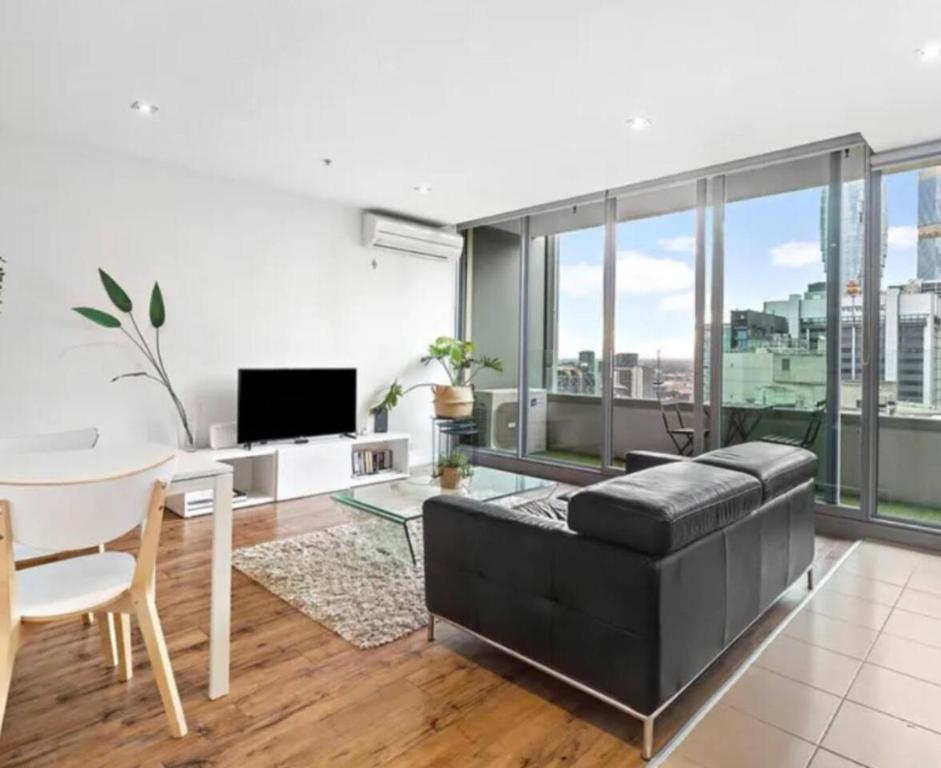 Minimal at Altitude - Poolside Stay by CBD Landmarks, Melbourne