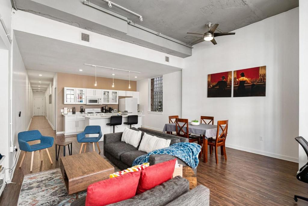 Best location!Great views on the deck, Large unit!, Pittsburgh