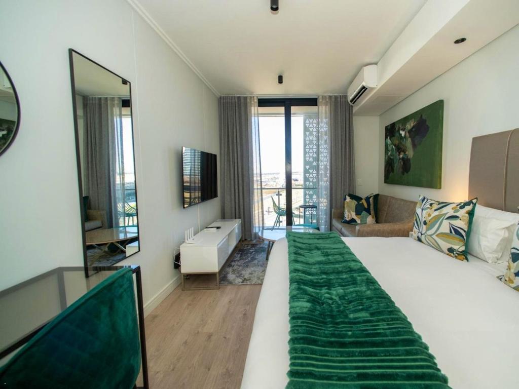 Beautiful Garnet at Ellipse, Midrand