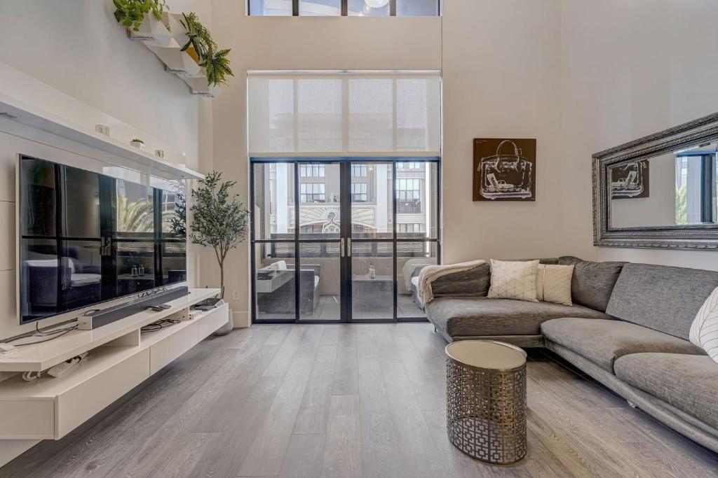 Modern Luxury Loft facing Santana Row with Balcony, San Jose