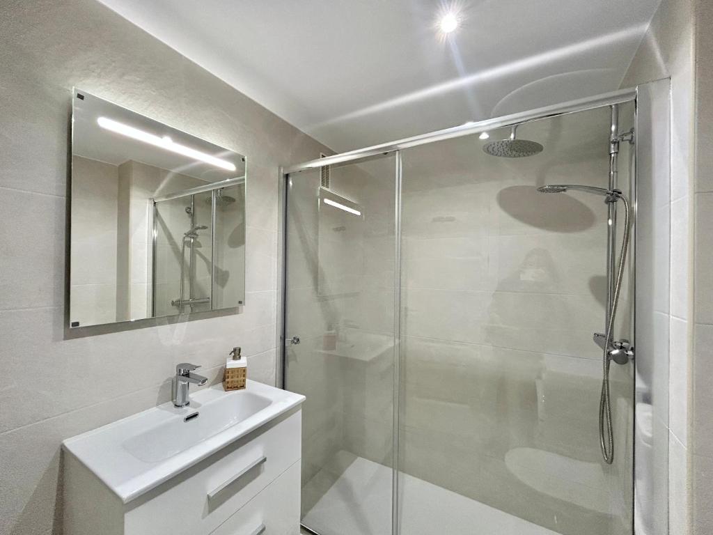 Marbella Beachside Apartment - 1 Min Walk to beach - 3