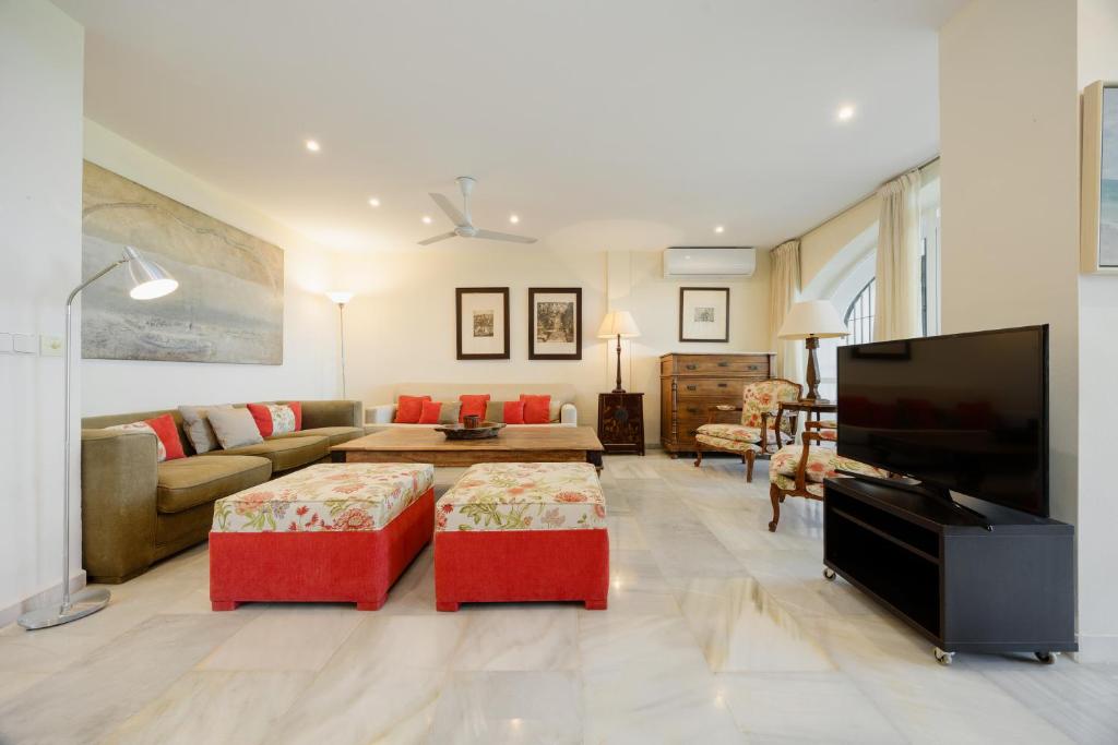 2 storey townhouse with large terrace garden, BBQ and close to the beach, in Elviria, Marbella - 3