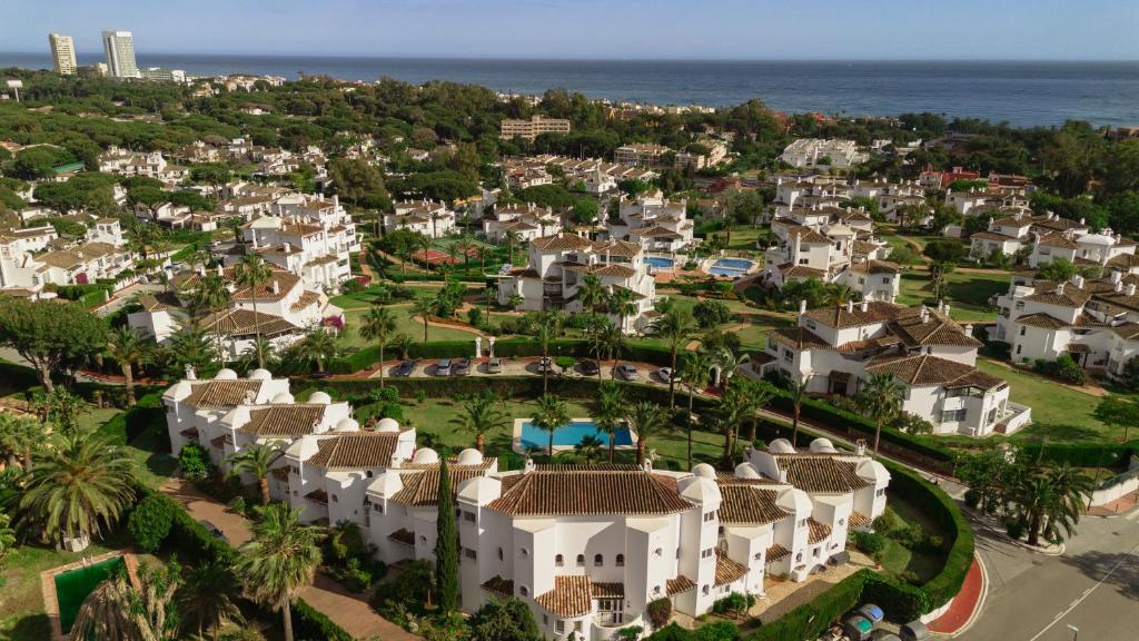 2 storey townhouse with large terrace garden, BBQ and close to the beach, in Elviria, Marbella - 2