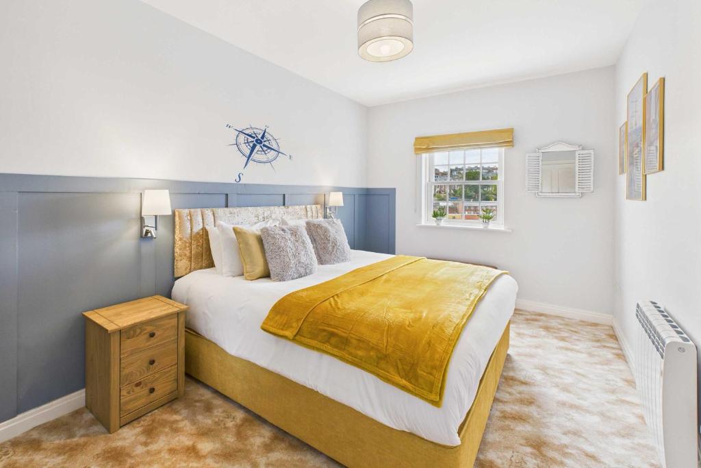 Host & Stay - Starboard Bow, Whitby