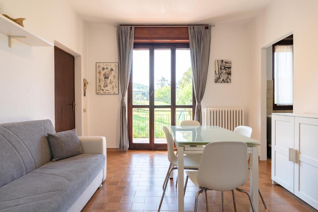 Jasmine Lilla - apartment in villa with terrace, Lierna