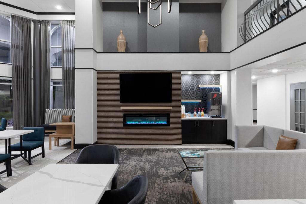 Lobby, La Quinta Inn & Suites by Wyndham Houston Bush IAH South in Houston (TX)