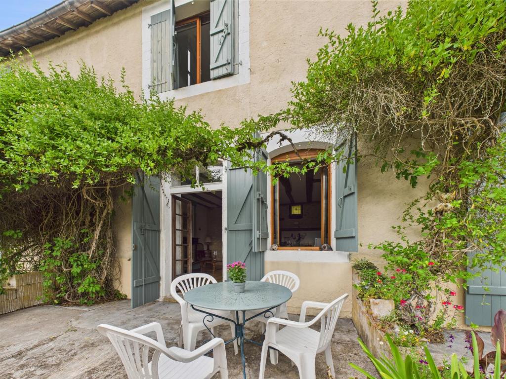 Gite mitoyen - 4 personnes - piscine commune, Montignac