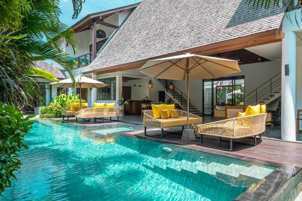 Sandara - Tropical Luxe 4BR Villa, 4 Minutes to Beach!, Canggu