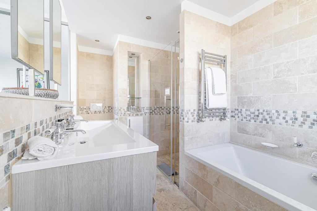 Skyline 2-bedroom flat with Epic Views - Roi Chevalier - 4