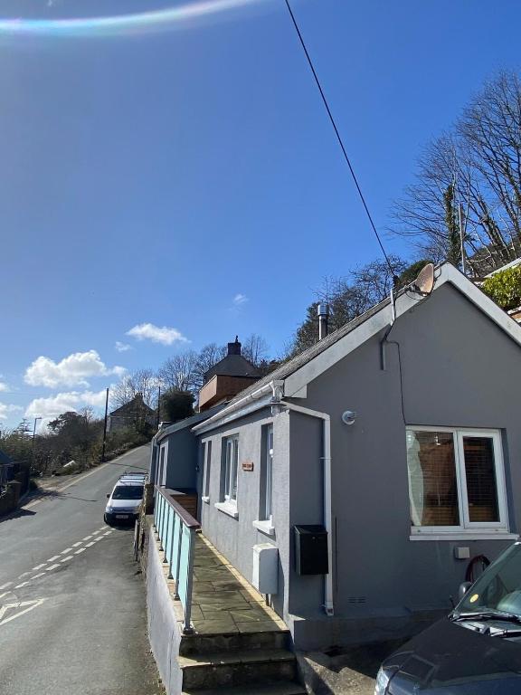 Comfortable bungalow in Goodwick no TV with private parking one car, Goodwick