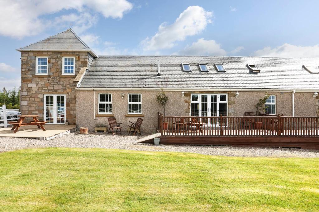 JOIVY Greenknowes Farmhouse with Hot Tub and Bar, Kelty