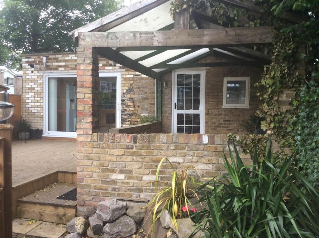 Garden bungalow - separate entrance, Watford