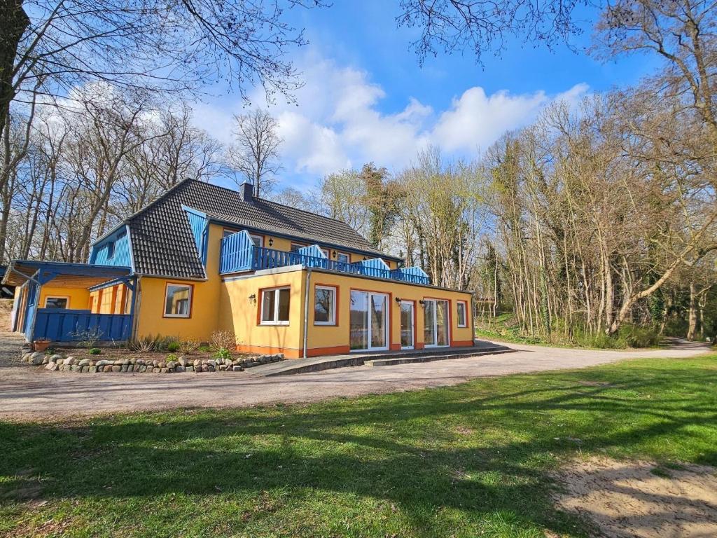 Ferienwohnung im Landschaftsschutzgebiet, mit Dachzimmer und Terrasse zum See mit hauseigenem Bade-Steg, Neukloster