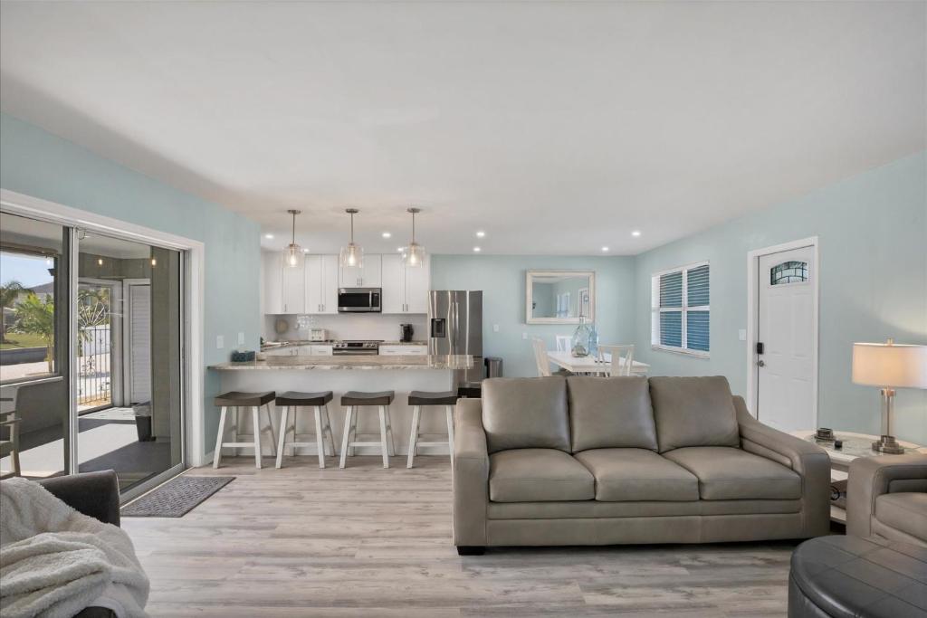 2 BR,Heated POOL, 1 Mile direct gulf access, GREAT Location, Dockage, Englewood