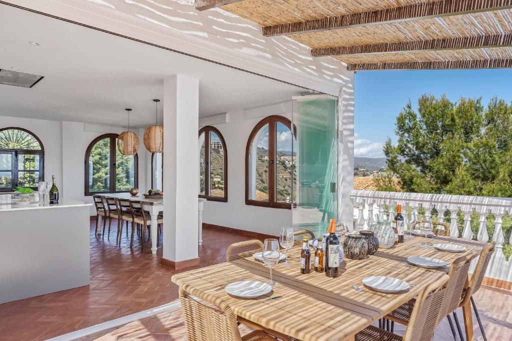 Exclusive Villa, Wonderful Garden, Private Heated Pool - 2