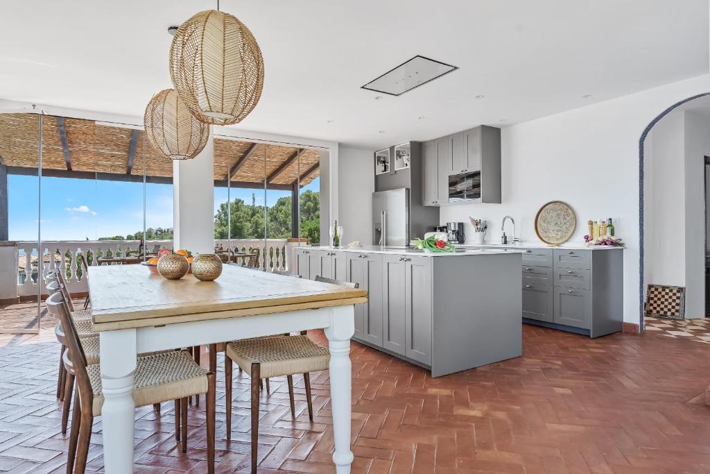Exclusive Villa, Wonderful Garden, Private Heated Pool - 4