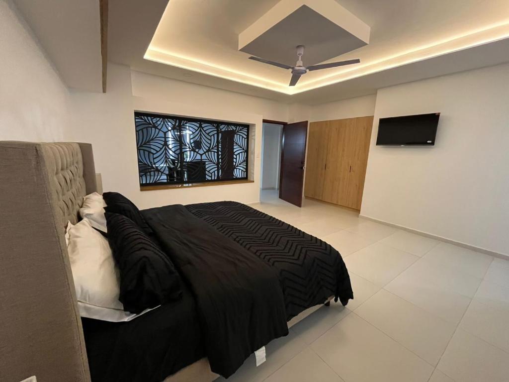 Black & White Lock Off Room - 2