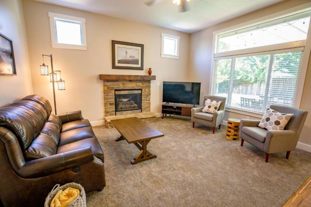 Haven House: walking paths, hot tub, Meridian