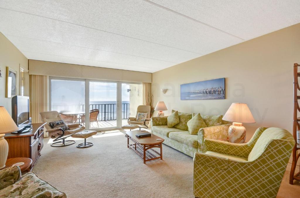 Idyllic Ocean View 4th Floor, 2 Bed/2 Bath condo sleeps 6 guests. Beachfront balcony & pool, Fernandina Beach
