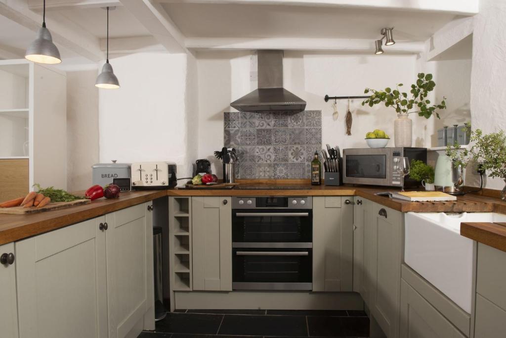 Piskey Cottage, Mousehole photo 8