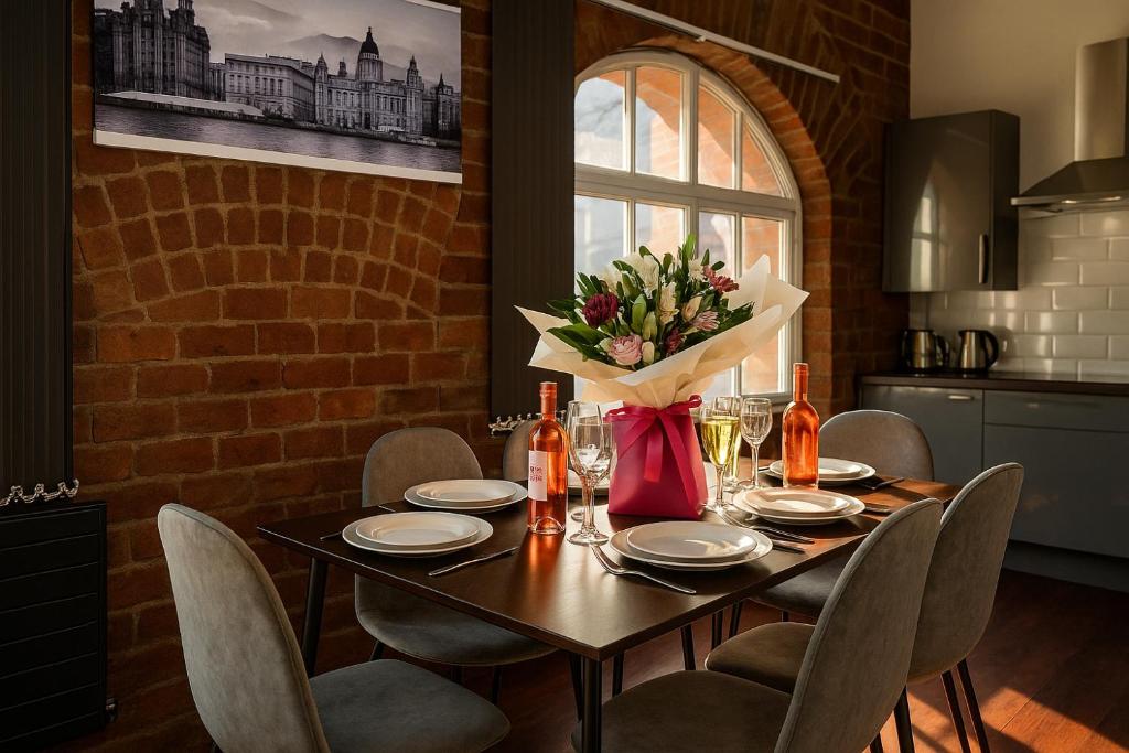City Apt for 6 with Car Park - Near Bars Dining and Train, Liverpool