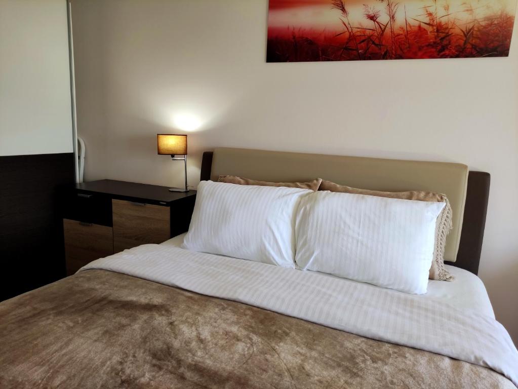 Romantic Hillside Escape Sea View and Infinity Pool - 4