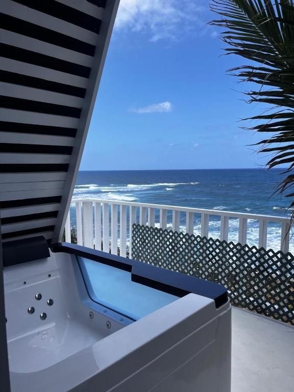 The Sea Cliff Hotel Resort & Spa의 실외 수영장