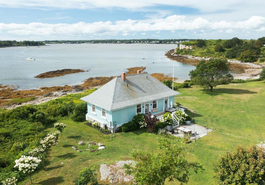 Private Island Getaway - 2BR Cottage, Portland